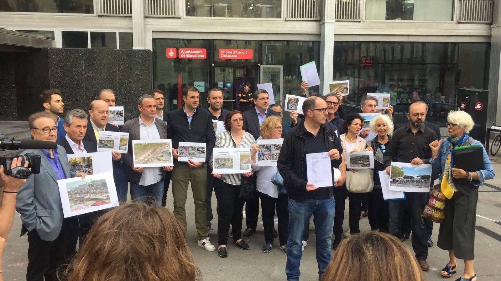 La Plataforma d’Afectats pel Top Manta reclama combatre el ‘top manta’ a l’Ajuntament de Barcelona